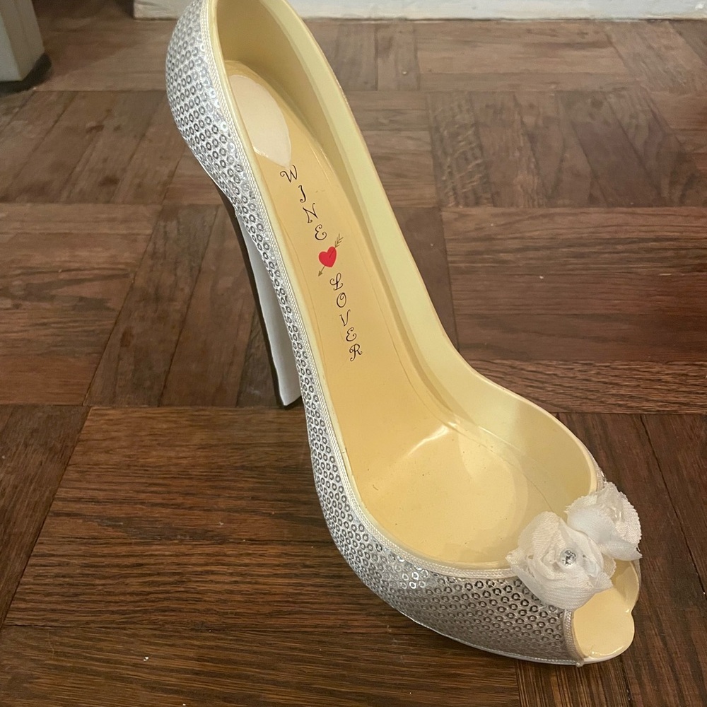 Wine Lover Shoe Display - fits whole bottle of wine!